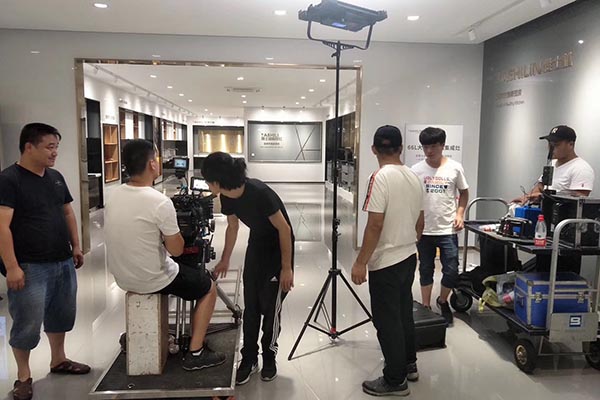 深圳影视公司拍摄中的升降镜头应用效果体现在哪些方面